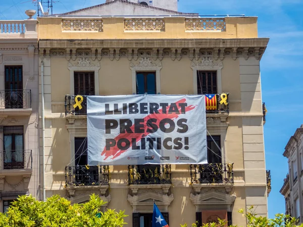 Gebouw in reus, Spanje met politieke plakkaat op het balkon — Stockfoto