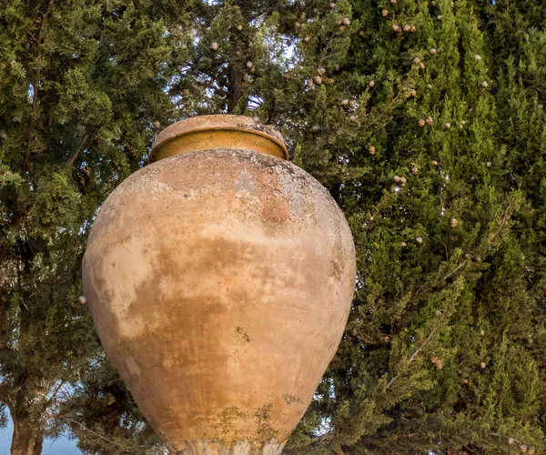 Vieux grand pot en céramique vide dans le jardin, Espagne, Séville — Photo