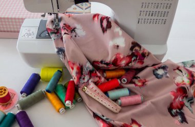 Dikiş makinesi, kumaş pamuk ve dikiş için renkli iplikler. Se