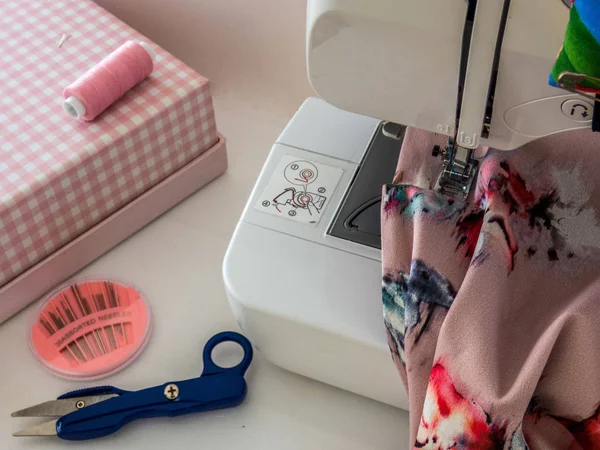 Dikiş makinesi, kumaş pamuk ve dikiş için iplikler. Yakın çekim