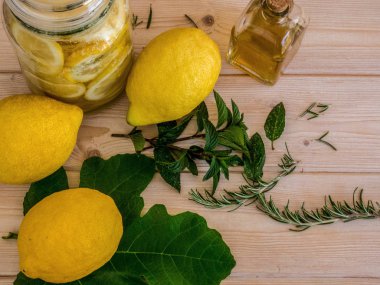 Taze limon, dilimile şişede uçucu yağ yakın çekim görünümü