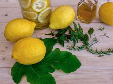Taze limon, dilimile şişede uçucu yağ yakın çekim görünümü