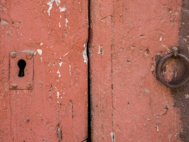 Paslı demir halka kapı kolu ve anahtar deliği eski bir ahşap grunge kapı üzerinde