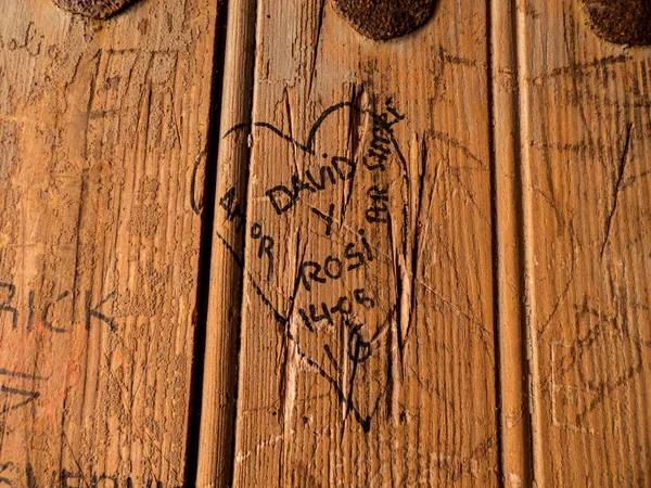 aşk kalp isimleri David ve Rosy ve tarih ile ahşap çizilmiş.