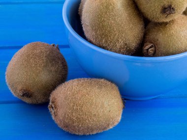 Masada mavi kase taze kivi meyve