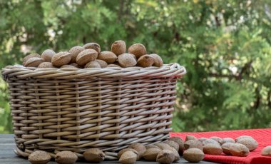  Ahşap masada badem ile büyük sepet 
