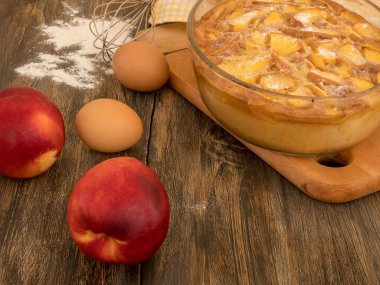 Ev yapımı şeftali pasta, nektarin, yumurta ve çiçek karanlık wo