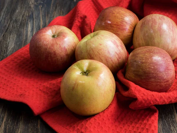 Apples   on the dark wooden table — Stock Photo, Image
