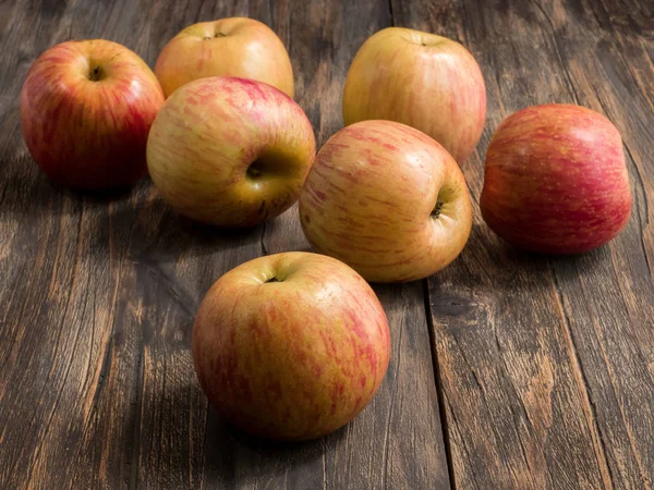 Apples close up  on the dark wooden table — Stock Photo, Image