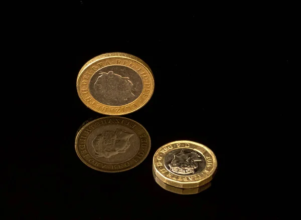 玻璃桌上的英国货币硬币 — 图库照片