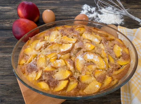 Ev yapımı şeftali pasta, nektarin, yumurta ve çiçek karanlık wo