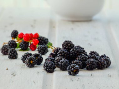 Yaprak ve kırmızı meyveler ivedilik w izole böğürtlen meyve