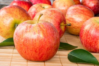 Yeşil yaprakları ile kırmızı ve pembe elma , yakın