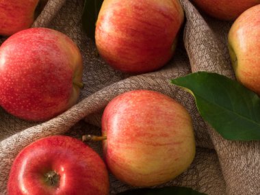 Masanın üzerinde bir tuval üzerinde kırmızı ve pembe renk Elmalar, yakın