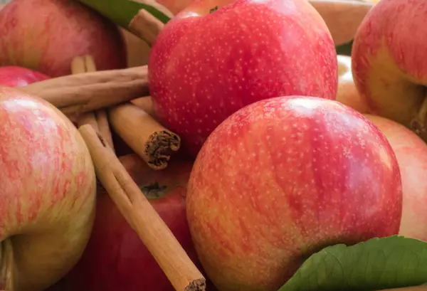 Apples of red and pink color with cinnamon sticks  close up, fro — Stock Photo, Image