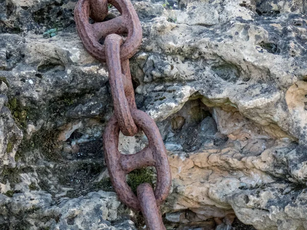 Close up Thick Rusty Chain Background Image. Old rusty metal cha — Stock Photo, Image
