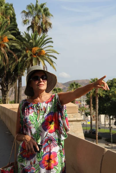 Mulher Meia Idade Chapéu Verão Vestido Florido Olha Para Longe — Fotografia de Stock