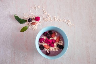 Ahududu ve böğürtlen ve badem kahvaltı için lezzetli granola
