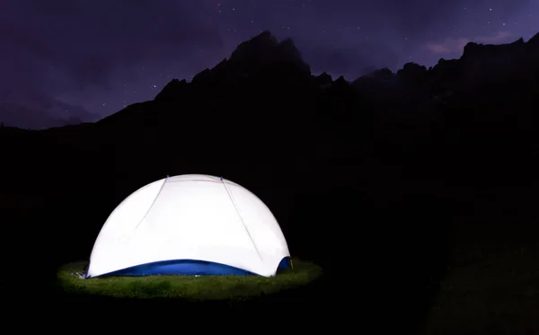 Parlak çadır siyah Sıradağları ve mor gökyüzü, Tur de Mont Blanc infront