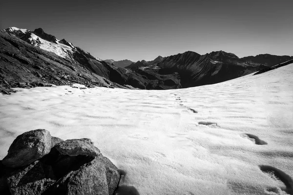 Showprints uzakta vadi Tur de Mont Blanc Dağları, (Fransız alps), önde gelen karda