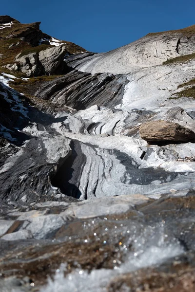 Küçük şelale Tur de Mont Blanc Fransız dağlarda