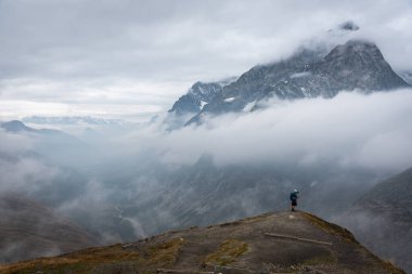 Sıradağlar kısmen resmi, Tur de Mont Blanc lider Nehri ile bulutlar sardı