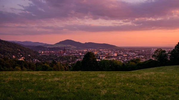 Freiburg (Almanya) güneş ayarına pembe bir gökyüzü ile