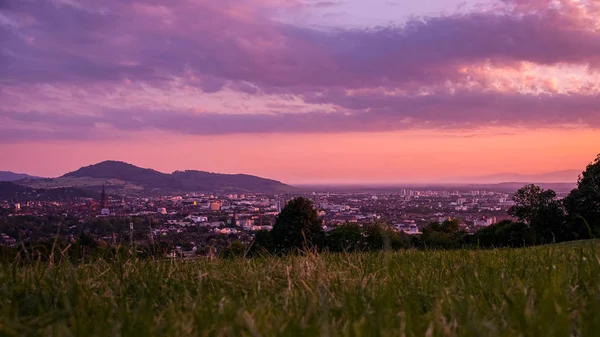Freiburg (Almanya) güneş ayarına pembe bir gökyüzü ile