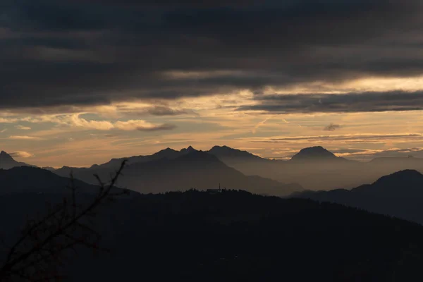 Batan güneşin sis Tur de Mont Blanc karanlık dağlarda aydınlatıcı
