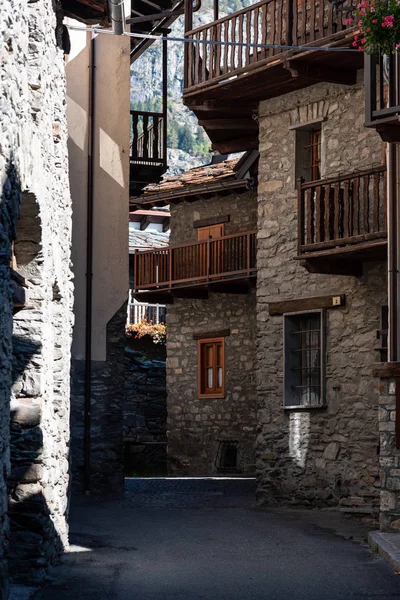 Balkonlu farklı lvels üzerinde küçük bir köyde eski binalar, Tur de Mont Blanc