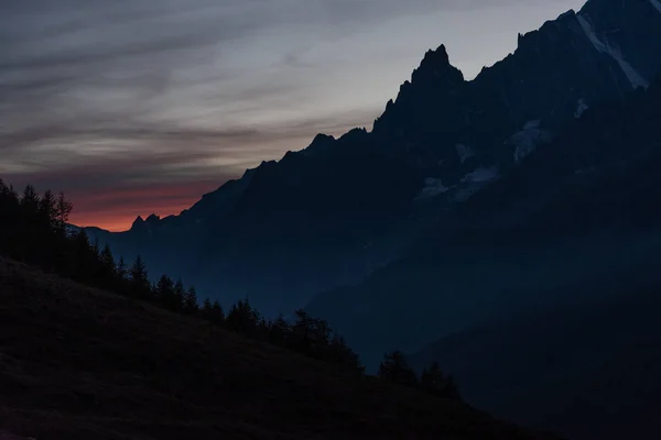 Farklı mountainranges, Tur de Mont Blanc arkasında günbatımı