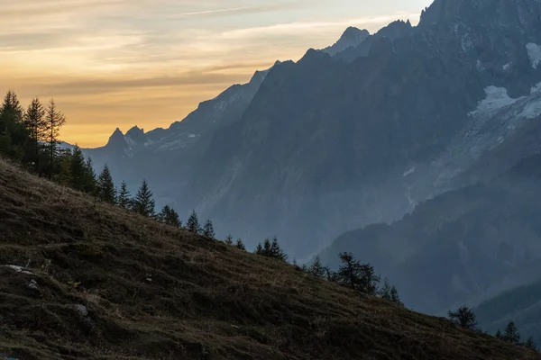 Günbatımı farklı dağ aralıkları, Tur de Mont Blanc arkasında