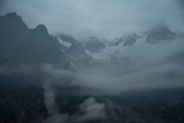 Dağ kısmen resmi, Tur de Mont Blanc lider Nehri ile bulutlar sardı