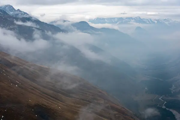 Sıradağlar kısmen resmi, Tur de Mont Blanc lider Nehri ile bulutlar sardı