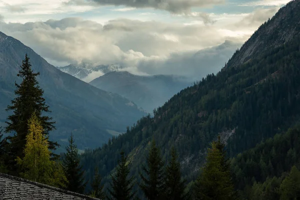 Strom bulutlar dağlar, Tur de Mont Blanc küçük köyde üzerinde kapanış