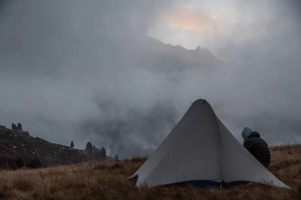 Manzarayı, çadır yanında oturan adam Tur de Mont Blanc