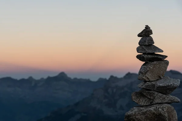 Cairn closeup bulanık arka planını infront