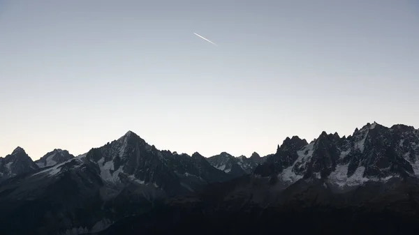 Contrail dağ zirveleri Fransız Alpleri'nde, Tur de Mont Blanc üzerinde
