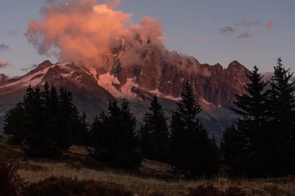 Dağ tepe tur de Mont Blanc güneş tarafından aydınlatılmış
