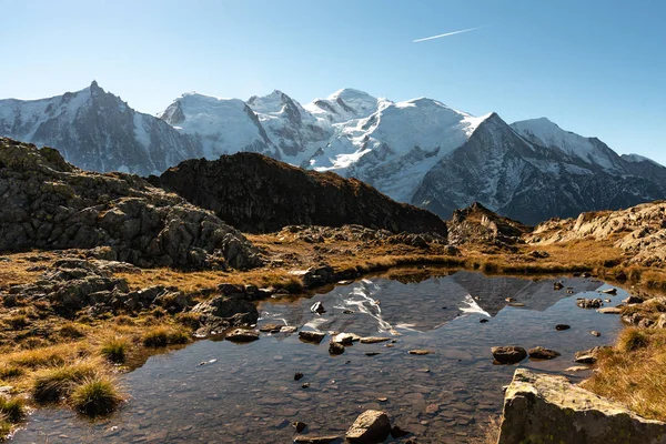 Mon Blanc kalemi ve Fransız Alpleri'nde, Tur de Mont Blanc Dağı gölde bir yansımasıdır