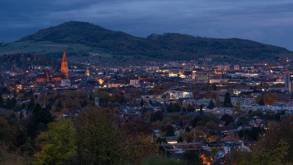 Gece ışıklı kilise ile Freiburg şehir