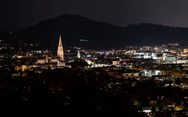 Gece ışıklı kilise ile Freiburg şehir
