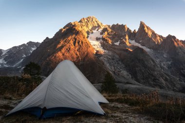 Çadır buzul, Tur de Mont Blanc infront