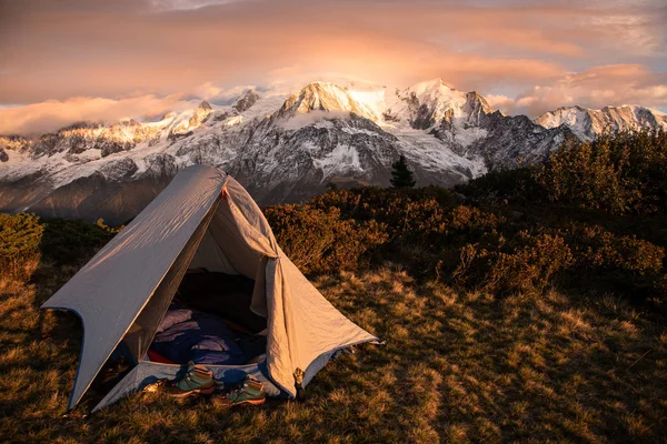 Mont Blanc, Güneş ayarıyla çadır ön planda, Tur de Mont Blanc
