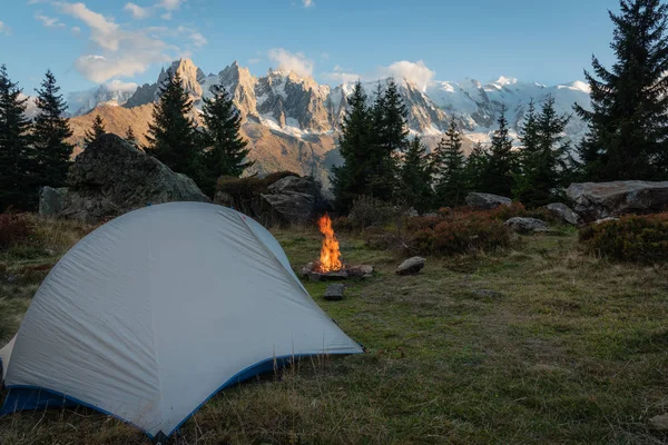Şömine ve Mont Blanc, Tur de Mont Blanc ile çadır