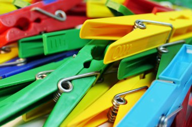 Birçok farklı renkli plastik giysiler mandal kapatın. Çok sayıda clothespins dönüştürün