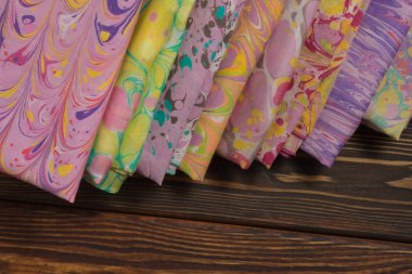 Bayan şal pamuk ve ipek siyah bir ahşap zemin üzerine yapılmış. Dünya Kadınlar Günü için hediye