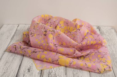 Bayan şal pamuk ve ipek Beyaz ahşap zemin üzerinde yapılmış. Kavramı Uluslararası Kadınlar günü