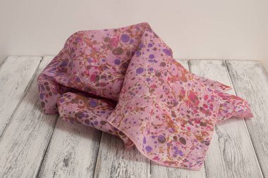 Bayan şal pamuk ve ipek Beyaz ahşap zemin üzerinde yapılmış. Kavramı Uluslararası Kadınlar günü