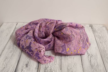 Bayan şal pamuk ve ipek Beyaz ahşap zemin üzerinde yapılmış. Kavramı Uluslararası Kadınlar günü